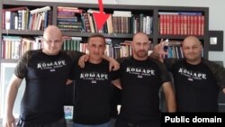 Dimitrije Markoviq, (i dyti nisur nga majtas), është personi që, sipas autoriteteve të Kosovës, i është ndaluar hyrja në këtë shtet. Fotografia është shpërndarë nga Qeveria e Kosovës.