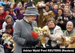 Kraljica Elizabeth II pozdravlja korgi klub u Manitobi u Kanadi, 8. oktobar 2002.