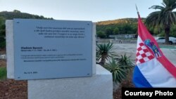 Spomen-ploča Crnogorcu Vladimiru Baroviću, admiralu bivše JNA koji je tamo 29. rujna 1991. godine izvršio samoubojstvo, odbijajući naredbe vrha JNA da mornarica bombardira primorske gradove po Hrvatskoj.