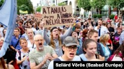 Diákok tüntetnek a tanárokért és egy jobb oktatási rendszerért Budapesten 2022. szeptember 2-án