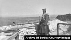 Млад сръбски войник с медал на предна линия.