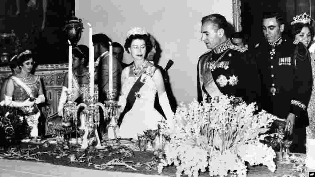 Кралица Елизабет и шах Мохамед Реза Пахлави по време на нейно посещение в двореца Голестан в Техеран, Иран, 2 март 1961 г.