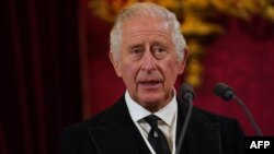 Чарлз Трети говори по време на церемонията по обявяването му за крал в двореца "Сейнт Джеймс" в Лондон.