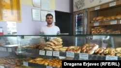 "Nema pravila, dolaze i mladi, jer nemaju posla, a dolaze i penzioneri, koji opet imaju neka svoja primanja", ističe Đakuljaj, koji kaže kako pomažu svima koliko može.