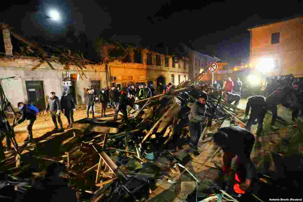 Ljudi čiste ulice nakon potresa i tokom noći u Petrinji