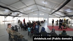 Afganistanske izbjeglice slušaju predavanje o sigurnosti u kampu Liya, u američkoj bazi Bondsteel, na Kosovu, 7. oktobra 2021.