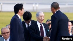 Претседателот на САД Барак Обама и поранешниот јапонски премиер Шинзо Абе разговараат со преживеаниот од атомската бомба Сунао Цубои додека го посетува Меморијалниот парк на мирот Хирошима во Хирошима, Јапонија, 27 мај 2016 година.