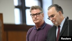 Адвокатът на Алек Болдуин приветства решението, предстои допълнително разследване за стрелбата на снимачната площадка