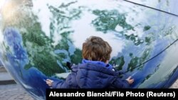 Da bi se globalno zagrijavanje zadržalo ispod 1,5 stepeni Celzijusa u 21. stoljeću, svijet treba da prepolovi godišnje emisije stakleničkih plinova u narednih osam godina