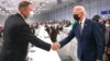 Președinții român și american, Klaus Iohannis (stânga) și Joe Biden (dreapta), la summitul COP26 pentru climă. Între cele două state s-a pus bazele unui parteneriat pentru construcția unei centrale cu reactoare modulare în România. 