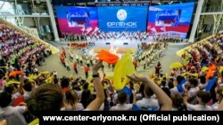 O fotografie cu participanții la tabăra Orlyonok, în timpul unei activități coordonate de angajații acesteia.