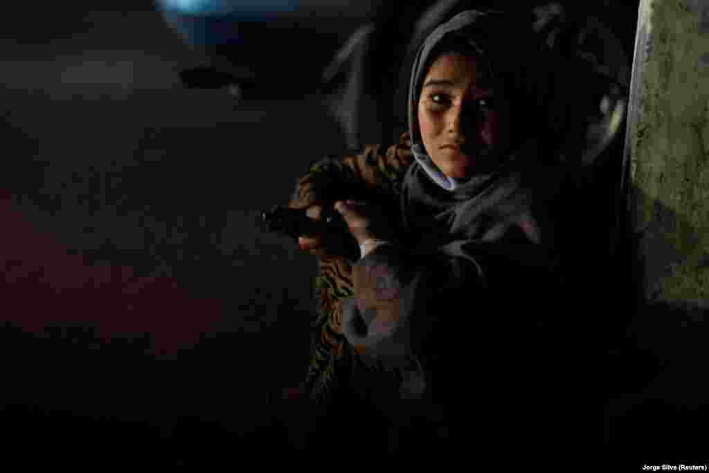 Tollat árul egy afgán kislány Kabul utcáin október 3-án