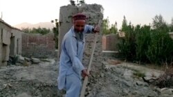 Hazatérés a romokhoz – újjáépíti otthonát egy idős afgán férfi