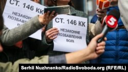 Újságírók tiltakoznak az Ukrekszimbank épületénél Kijevben 2021. október 6-án