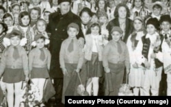 Dictatorul Nicolae Ceaușescu, împreună cu „șoimi ai patriei”.