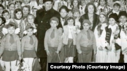 Nicolae și Elena Ceaușescu, înconjurați de generația decrețeilor și de „șoimii patriei”. Imagine din filmul „Născuți la comandă. Decrețeii” în regia lui Florin Iepan.