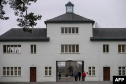 Изглед към главния вход на лагера Заксенхаузен, който днес е музей