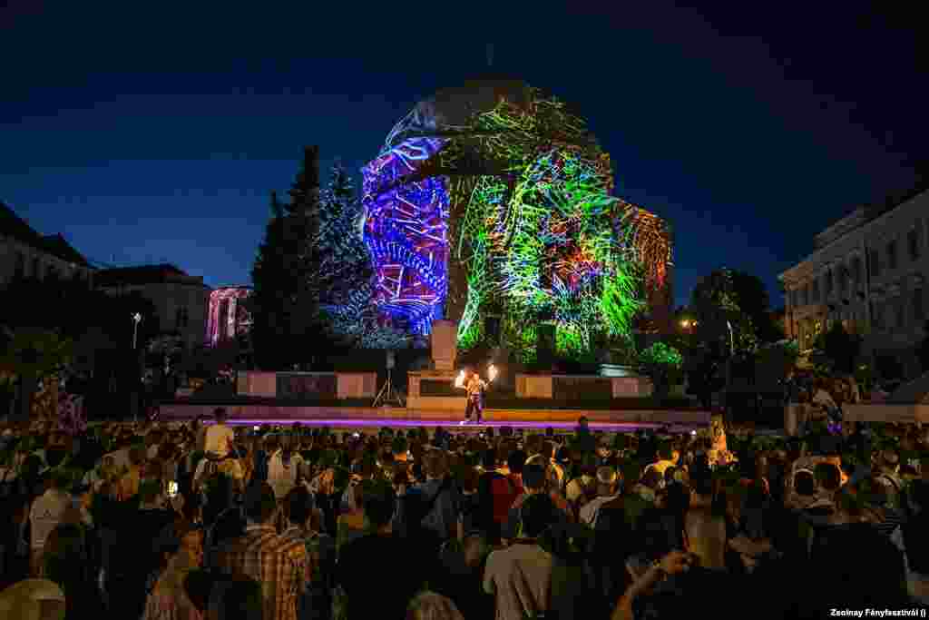 A Pécs főterén álló dzsámin 360 fokos vetítést mutattak be. Robotlámpák, lézerek és projektorok összehangolt játéka nyújtotta a különleges élményt