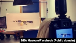 Mitraliera placată cu aur al lui El Chapo.