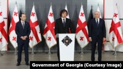 Премьер Ираклий Кобахидзе с новым главой СГБ Анри Оханашвили (слева) и экс-руководителем Григолом Лилуашвили (справа)