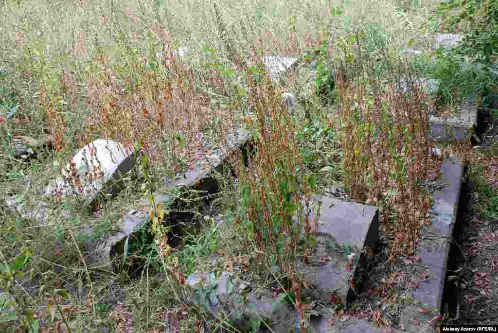 Так выглядят могилы японских военнопленных. Алматы, 7 августа 2015 года.