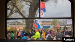 Građani koji su dočekali studente obezbedili su im dodatnu zaštitnu opremu, kao i servis bicikala pred nastavak puta ka Strazburu, Bratislava 7. april 2025.