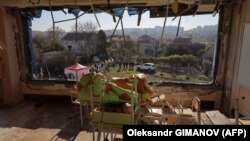 Ресей шабуылынан бүлінген мектептің маңына жиналған жұрт. Одесса, 8 қараша, 2024 жыл.