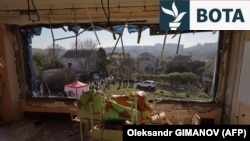 Njerëz të mbledhur jashtë një shkolle të dëmtuar nga një sulm i Rusisë në qytetin Odesa. Nëntor, 2024.