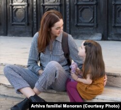 Fiica Oana și nepoata Carolina a poetului Ion Monoran