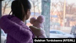 În cele din urmă, Asel a fugit de la soțul ei abuziv, cu trei copii.