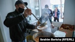 Rreth 500 qytetarë në ditë shërbehen me shujta të ngrohta në dy kuzhinat popullore që funksionojnë çdo ditë në Prishtinë.