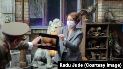 Cadru din filmul lui Radu Jude „Babardeala cu bucluc sau porno balamuc”, Ursul de Aur 2021.