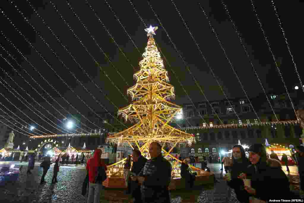 Un brad creat din lemn, împodobit cu ornamente sculptate, cu o înălțime de 15 metri, a fost montat în Piața Universității din București. Bradul&nbsp;este reutilizabil, durabil și ecologic.