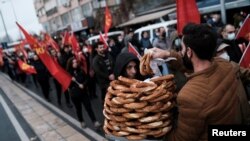 Опозиционни партии организират протести срещу икономическата политика на правителството.