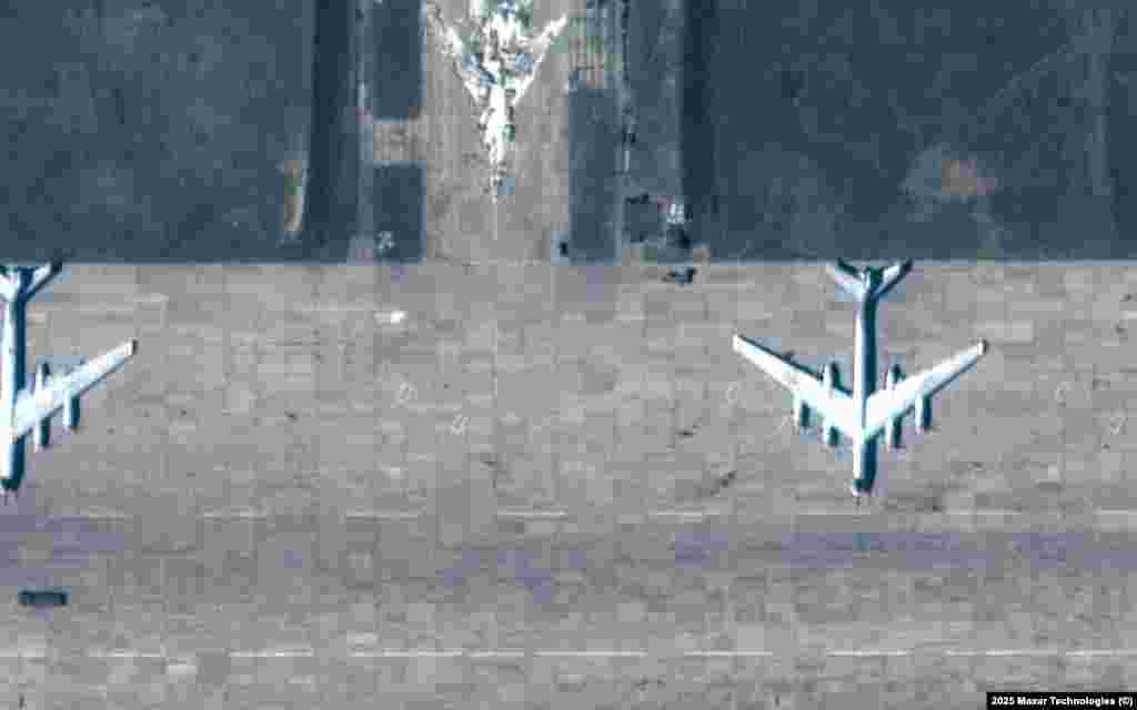 A Maxar műholdfelvételei az oroszországi Belaja légibázison található Tu-95-ös repülőgépekről a június 1-jei ukrajnai dróntámadás előtt és után.