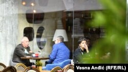 Krizni štab Srbije je 20. oktobra doneo odluku da su za boravak u ugostiteljskim objektima nakon 22 časa neophodne COVID-19 propusnice. Tokom vikenda počeće kontrola COVID-19 propusnica, ali ne i kažnjavanje građana i ugostiteljskih objekata.