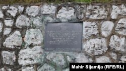 Spomen-ploča sa imenom Ratka Mladića je očišćena u petak, 26. novembra