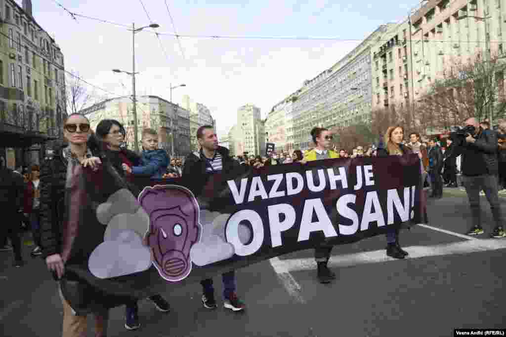 &quot;Ja neću da gledam kako mojoj deci zagađenje donosi bolest ili ih tera u izbeglistvo. Meni treba vaša pomoć, ja ne mogu sam&quot;, rekao je u svom govoru Bojan Simišić iz &quot;Eko straže&quot;, neformalnog udrudruženja koje je organizovalo okupljanje. On je poručio i da zagađenje ne mora da se meri jer se ono, kako je naveo, vidi.