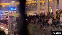 Demonstranti u Roterdamu izrazili su svoje neodobravanje prijedloga vlade da se uvede "korona propusnica" za one koji su vakcinisani protiv korona virusa ili koji su se oporavili od bolesti, 19. novembra 2021.