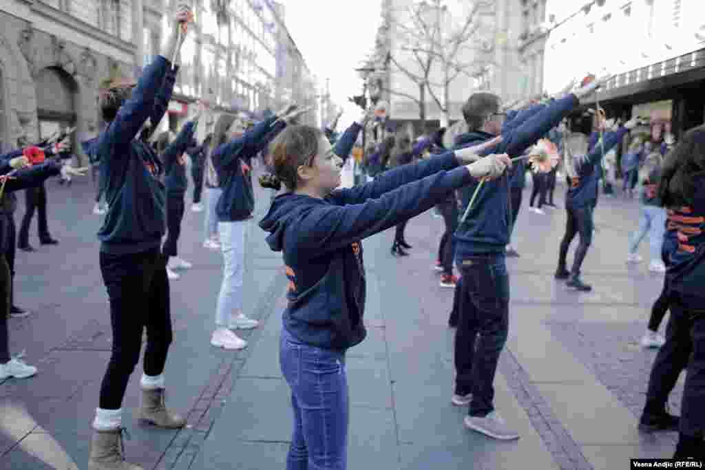Iako Srbija ima brojne mehanizme za podršku ženama žrtvama nasilja, kako putem institucija tako i putem nevladinog sektora, organizatori performasa istakli su potrebu za daljim jačanjem sistema podrške žrtvama, kroz promovisanje ravnopravnosti i rodnih uloga u društvu. &nbsp;