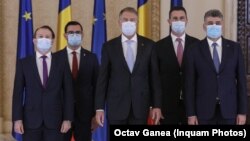 Președintele Klaus Iohannis, care și-a câștigat al doilea mandat perorând împotriva PSD, alături de Marcel Ciolacu, liderul PSD, și de Florin Cîțu, șeful PNL. Acesta a promis la congresul PNL că nu va aduce niciodată PSD la guvernare.