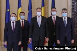 Președintele Iohannis a reevaluat PSD și a permis formarea noului Guvern. Imagine din 2021 de la învestirea guvernului Ciucă. În primul rând, președintele PNL, președintele României și președintele PSD.
