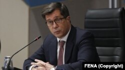 Ambasador Eric Nelson tokom konferencije za medije 22. novembra 2021.