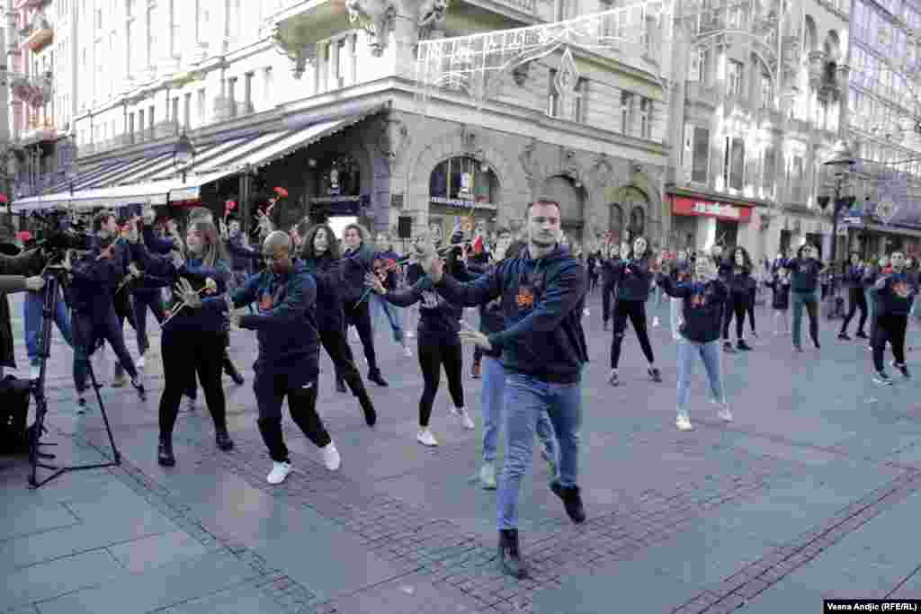 Organizatori performansa su naveli da su prethodne dve godine i pandemija korona virusa doneli porast broja slučajeva nasilja nad ženama, a u tom periodu je, prema podacima UNDP-a, zabeleženo 30 odsto više prijavljenih slučajeva nasilja u porodici.