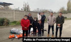 Familie de migranți cu 4 copii minori depistați în 19 noiembrie 2021 la traversarea Dunării cu barca pneumatică