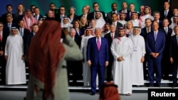 Američki predsednik Donald Trump i saudijski prestolonaslednik Mohammed Bin Salman poziraju za grupnu fotografiju tokom saudijsko-američkog investicionog foruma u Rijadu, 13. maja 2025.
