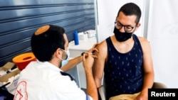 Muškarac prima treću dozu vakcine protiv COVID-a 19, Tel Aviv (30. august 2021.)