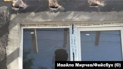 Един от прозорците на Тонева, счупен от хвърлен камък.