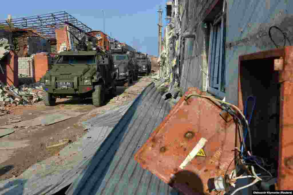Припадници на украинските вооружени сили во оклопни возила, во Широкине, во областа Доњецк, во Украина. &nbsp;