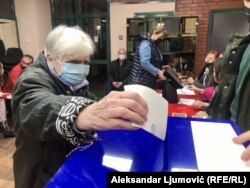 Na Cetinju posljednjih 16 godina vlada DPS-a Mila Đukanovića (na fotografiji glasanje na izborima u Cetinju 5. decembra 2021)